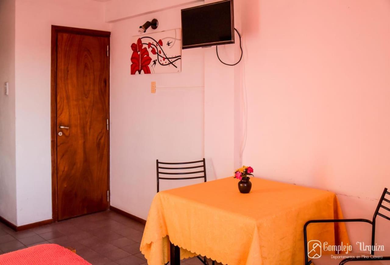 ミナ・クラベロComplejo Urquiza Departamentosアパートメント エクステリア 写真